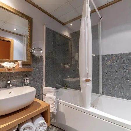 Отель Hotiday Discovery -